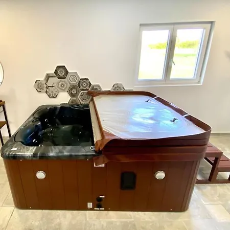 Makeda Love & Jacuzzi *