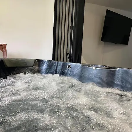 Makeda Love & Jacuzzi Villa Neuville-Saint-Amand